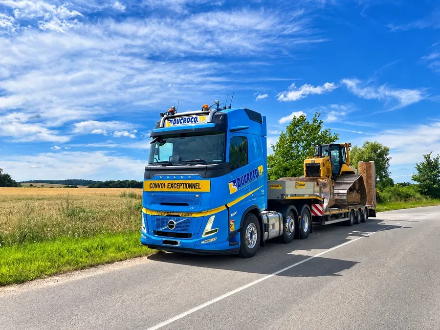 Porte-engin Ducrocq TP en convoi exceptionnel, un bouteur chargé sur la remorque
