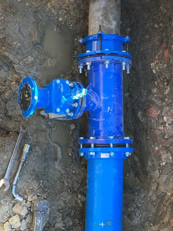 Vanne et té à brides sur une conduite d'eau potable