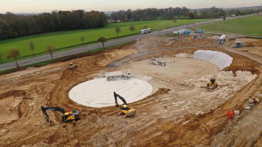 Vue aérienne du terrassement et du traitement de la plateforme d'une usine de méthanisation