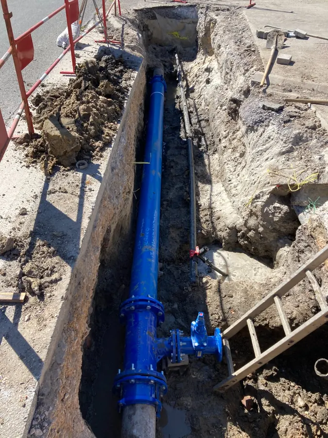 Conduite d'eau potable et vanne posées en tranchée