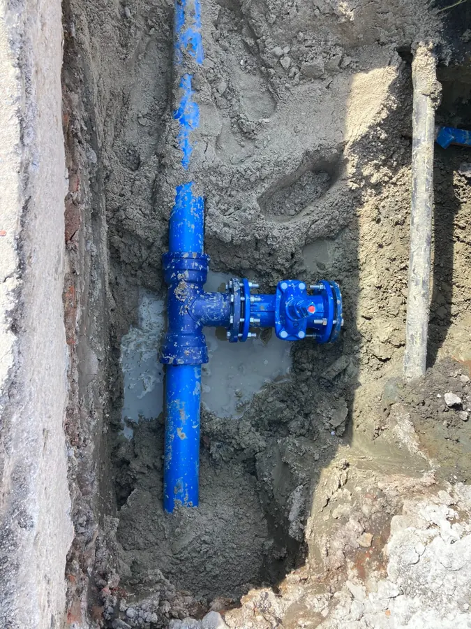 Té de raccordement sur une conduite d'eau potable, en fond de fouille