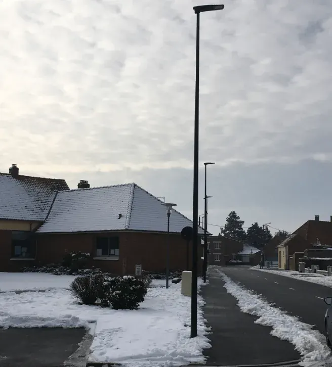 Candélabre d'éclairage public neuf, sous la neige