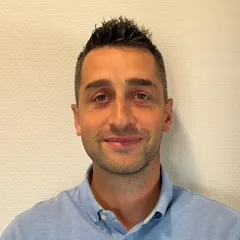 Portrait de Simon Ducrocq, chef d'agence de Nielles-lès-Bléquin