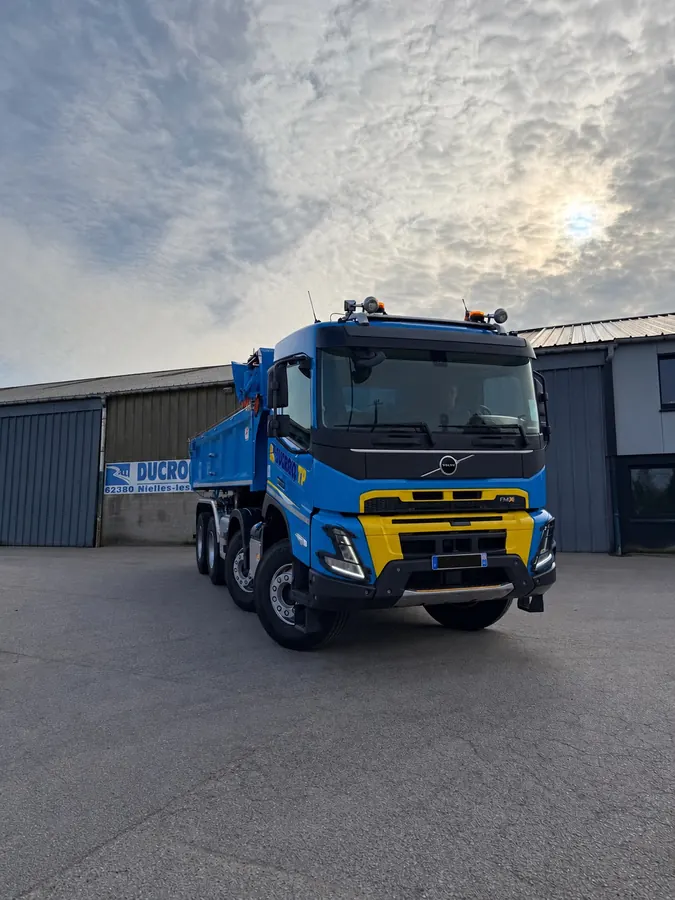 Camion benne 8×4 Ducrocq TP devant le siège de Nielles-lès-Bléquin