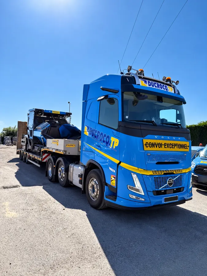 Tracteur Ducrocq TP et sa semi-remorque porte-engin chargée, en convoi exceptionnel