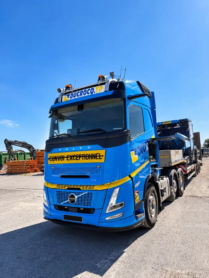 Tracteur porte-engin Ducrocq TP vu de face, panneau convoi exceptionnel