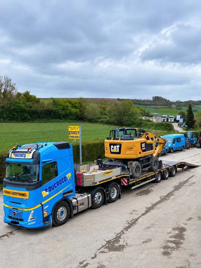 Porte-engin Ducrocq TP transportant une pelle sur pneus