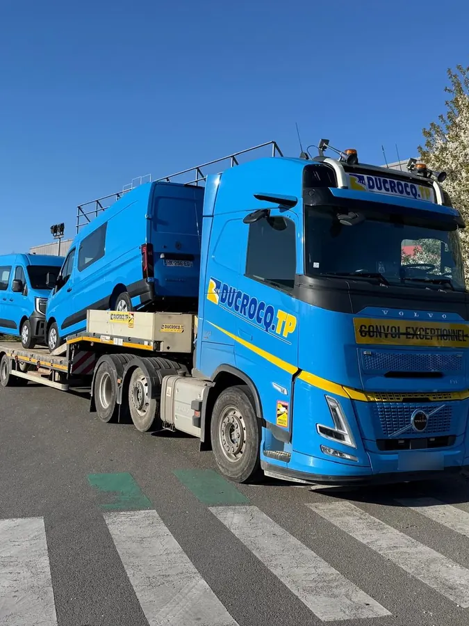 Porte-engin Ducrocq TP transportant de nouveaux véhicules utilitaires bleus