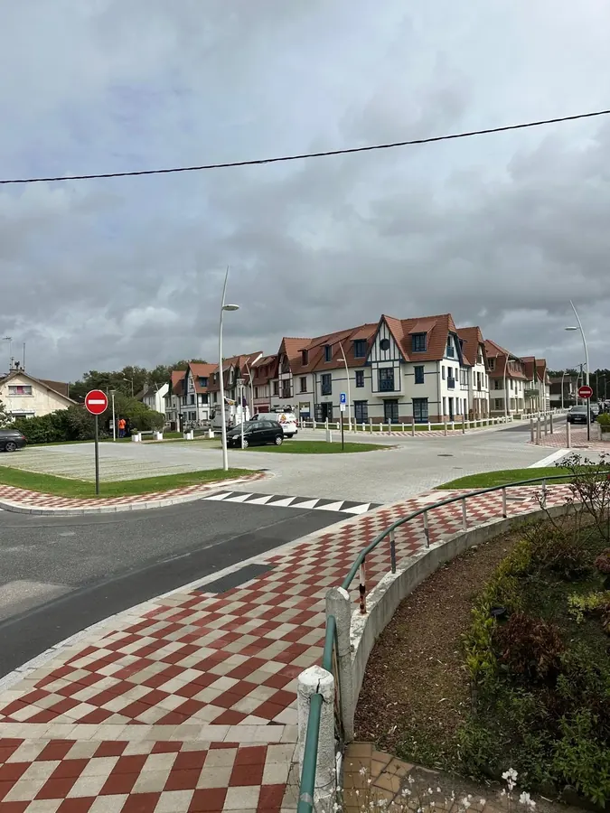 Carrefour aménagé sur la Côte d'Opale : pavés drainants en damier, enrobé noir et bordures granit