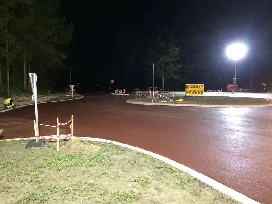 Carrefour giratoire en enrobé coloré, travaux de nuit