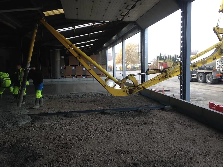 Coulage d'une dalle de circulation en béton dans un bâtiment industriel