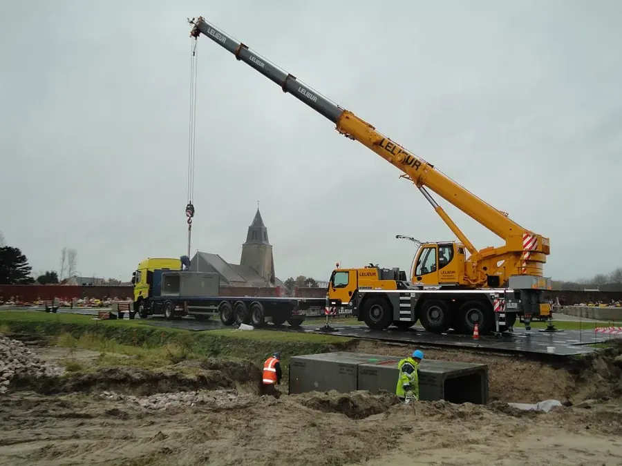 Extension de cimetière : pose de caveaux à la grue