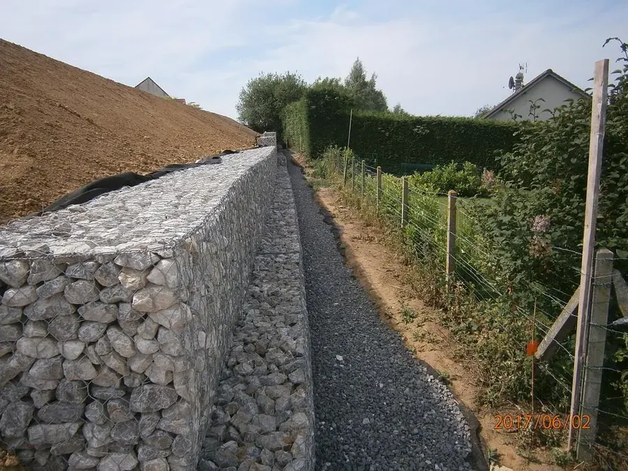 Mur de soutènement en gabions le long d'un talus