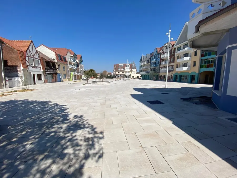 Place piétonne aménagée sur la Côte d'Opale : dalles béton claires et bordures granit