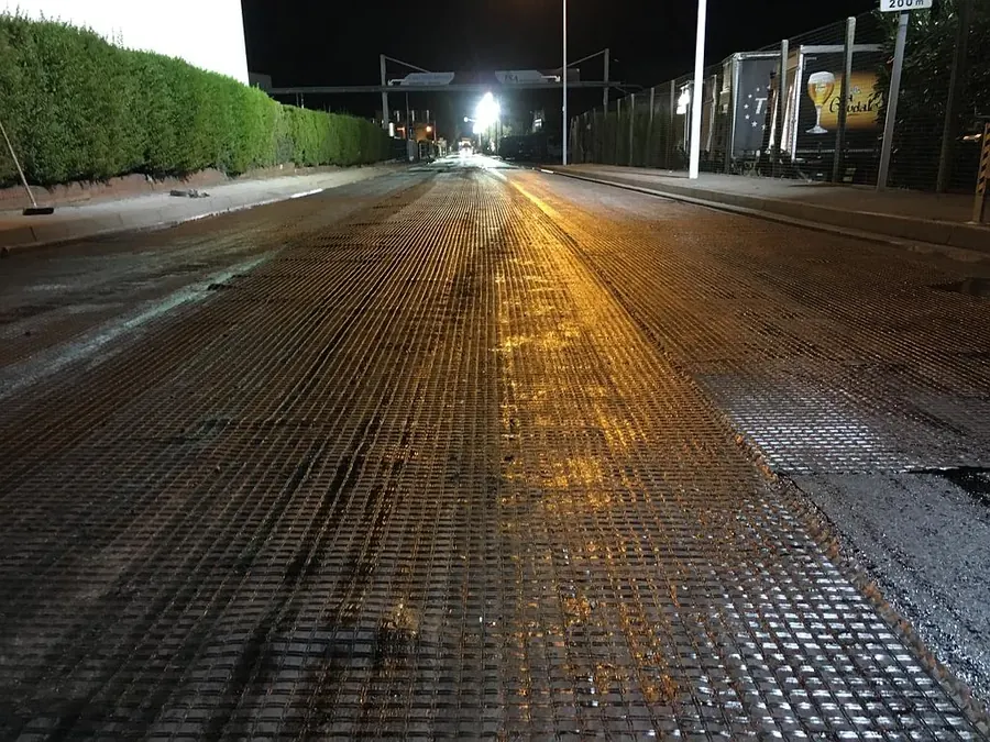 Renforcement de chaussée : grille anti-fissuration avant enrobé