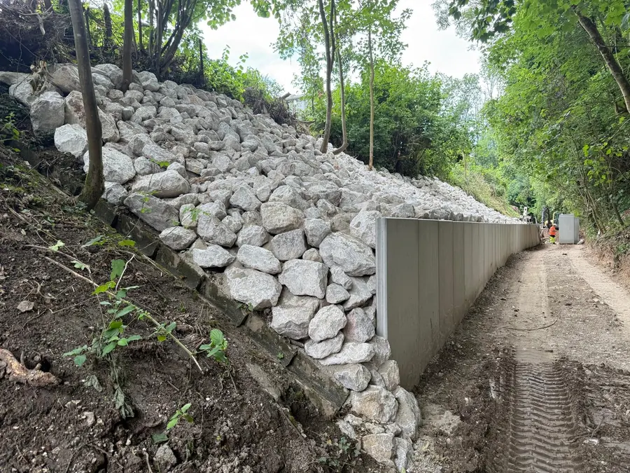 Soutènement d'un talus par un mur en L en béton préfabriqué et des enrochements calibrés