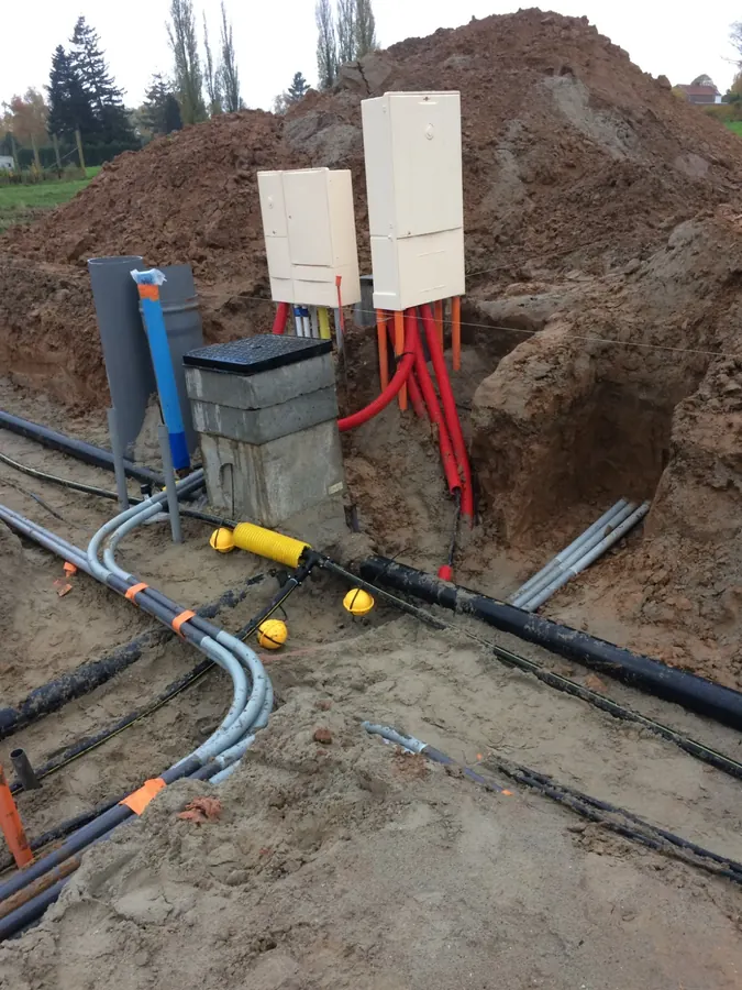 Coffrets de branchement et fourreaux en attente de raccordement