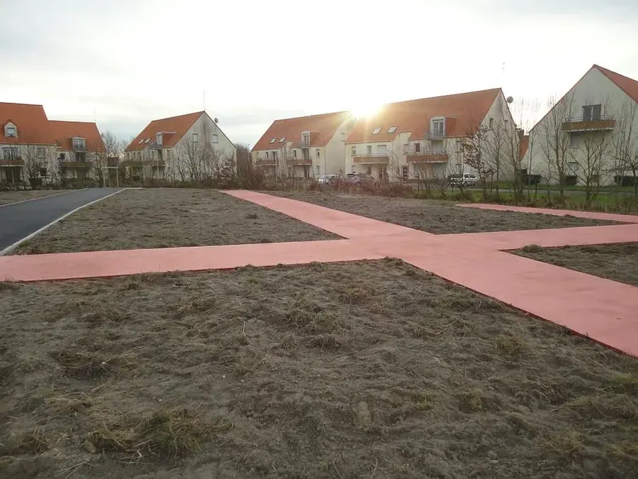 Cheminements piétons en béton coloré dans un lotissement